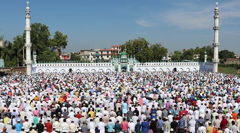 इस्लाम धर्मावलम्बीले आज इद–उल फित्र (इद) मनाउँदै