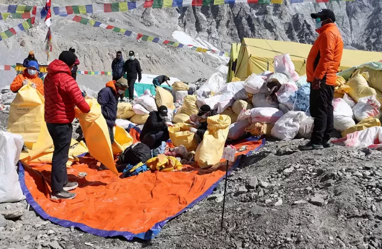 सगरमाथासहितका हिमालबाट दुई टनभन्दा बढी फोहोर सङ्कलन