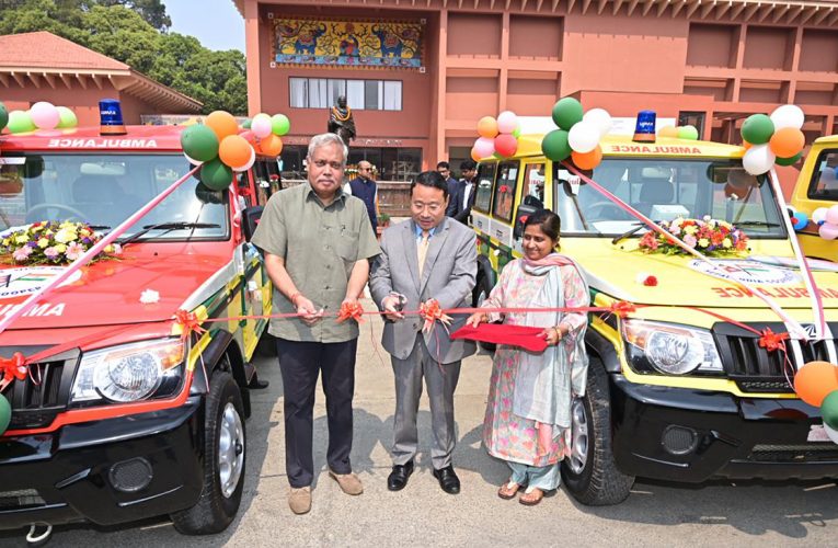 भारतले नेपाललाई गर्यो ३५ एम्बुलेन्स र ६६ स्कुल बस प्रदान