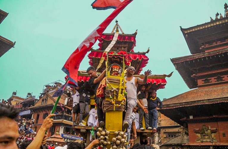 बिस्का जात्रामा भैरवनाथको रथ भाँचियो