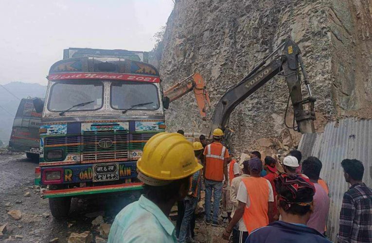 मुग्लिन सडक खण्डमा पहिरो खस्दा एकजनाको मृत्यु