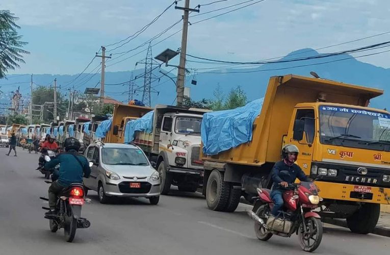 बालेनले माओवादी र रास्वपा कार्यालयमा फोहोर बोकेको ट्रक पठाए