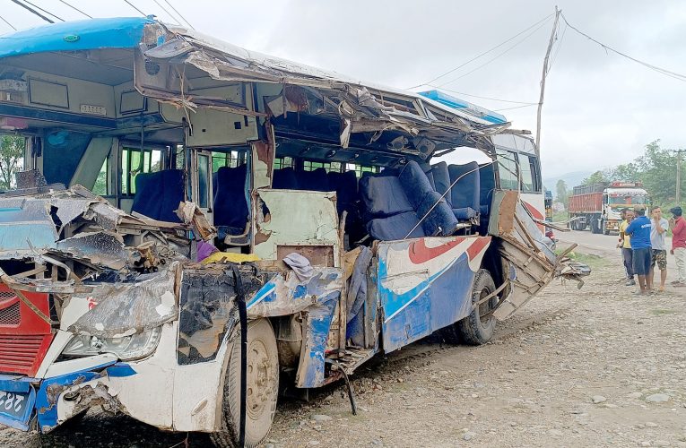 सर्लाहीमा रोकिराखेको लरीमा बस ठोक्किँदा तीनजनाको मृत्यु