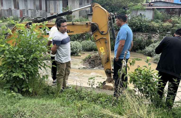 डोजर लिएर हनुमन्तेको फोहोर र माटो बालुवाका ढिस्को पन्छाउन लागे वडा अध्यक्ष केसि