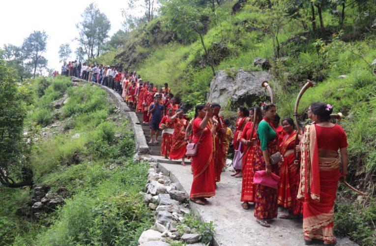 पदमार्ग निर्माणसँगै शिवपुरीको लौके झरनामा आन्तरिक पर्यटकको घुइँचो