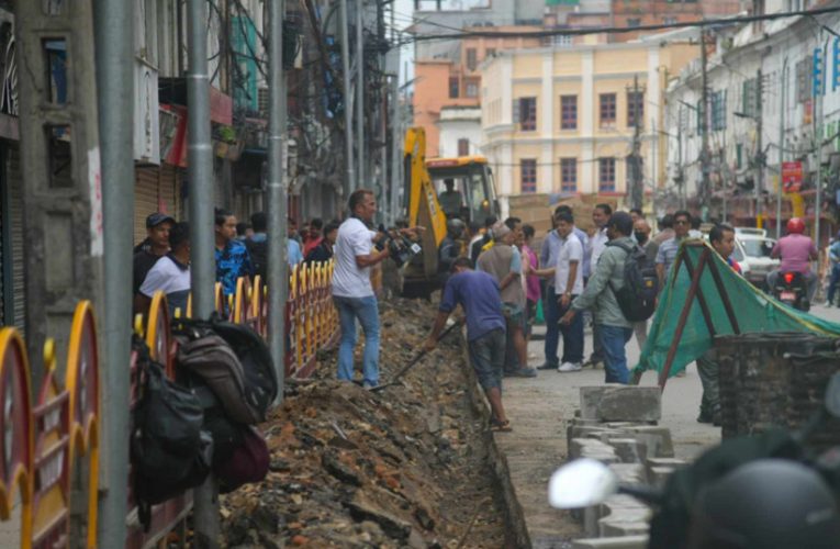 काठमाडौं महानगरपालिकाले न्युरोडमा फुटपाथ विस्तारको काम फेरि अघि बढायो