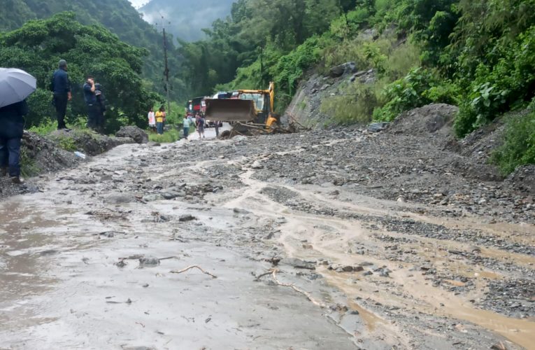 मुग्लिन-काठमाडौं सडकखण्डमा लेदोसहितको पहिरो