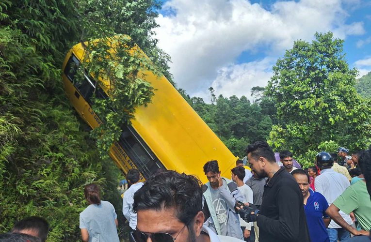 स्कुल बस दुर्घटनामा आमाछोराको मृत्यु