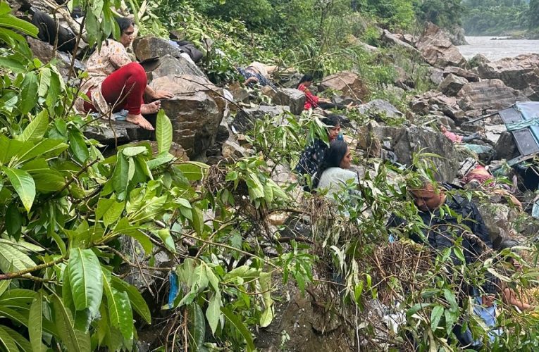 आँबुखैरेनीको ऐना पहरास्थित मर्स्याङ्दी नदीमा भारतीय पर्यटक बोकेको बस ख स्यो