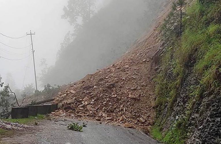 नागढुङ्गा नजिक पहिरो जाँदा त्रिभुवन राजपथ अवरुद्ध