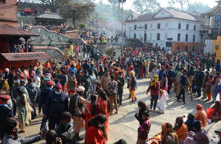 साउनको अन्तिम सोमबार- दिउँसोसम्म एक लाख बढि भक्तजनले गरे पशुपतिनाथ दर्शन