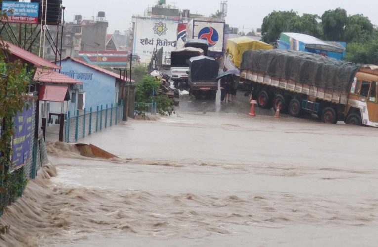 नख्खु खोलाले बगाउँदा चारजना बेपत्ता