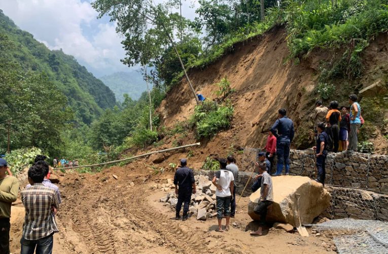 बाढीपहिरोले पूर्ण रूपमा अवरुद्ध ४४ सडक