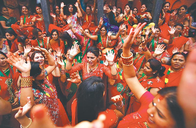 आज हिन्दू महिलाहरुले हरितालिका तीज मनाउँदै