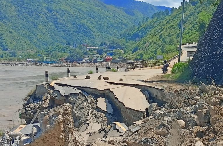 बाढीपहिरोले अवरुद्ध राजमार्गहरु खुलाउन सरकारले सेना संलग्न गराएर अध्ययन थाल्यो