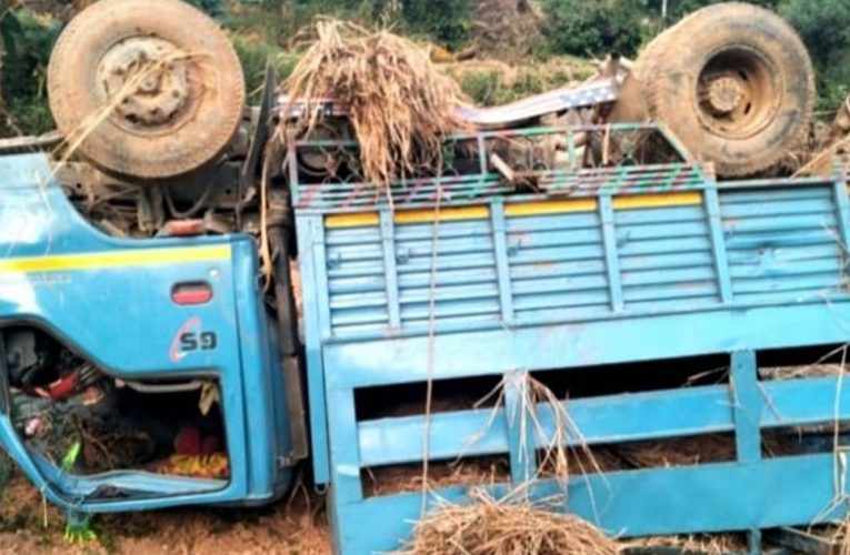 सल्यानमा मिनी ट्रक दुर्घटनामा तीन जनाको मृत्यु