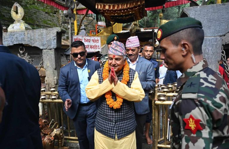 राष्ट्रपति पौडेलले गरे बडादसैँको अवसरमा दक्षिणकाली माताको पूजा अर्चना