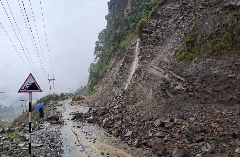 अवरुद्ध हेटौंडाबाट काठमाडौं जोड्ने सबै सडकमार्ग सञ्चालनमा