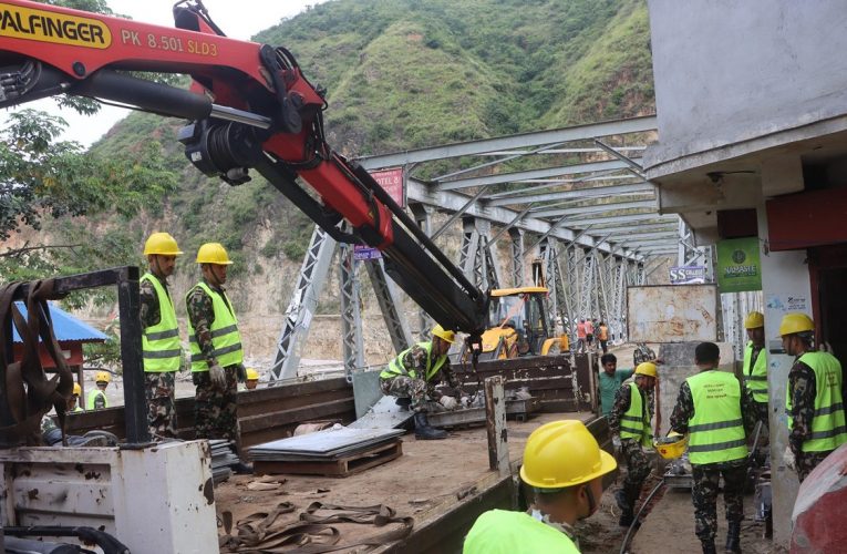 क्षतिग्रस्त सडक मर्मत गरी पुनः सञ्चालन गर्ने अभियानमा सेना