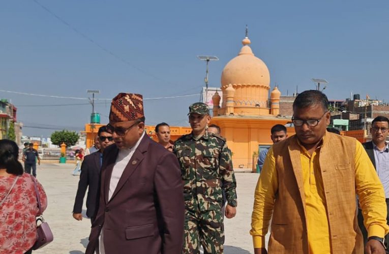 छठ पर्वको अवसरमा मन्त्री पाण्डेले जनकपुरधाम पुगेर छठी माईको पूजाअर्चना गरे