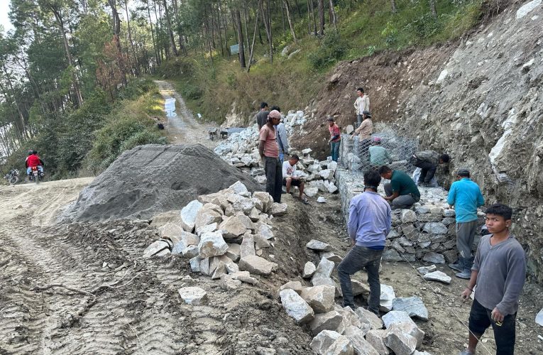 बेनी-पाखापानी-घतान सडक स्तरोन्नति गरिँदै