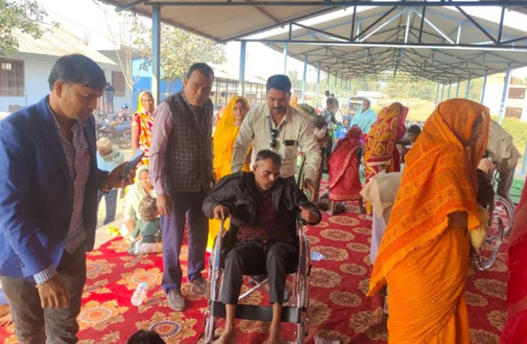 सगरमाथा लुम्बिनी इन्स्योरेन्सद्वारा ह्विल चेयर हस्तान्तरण