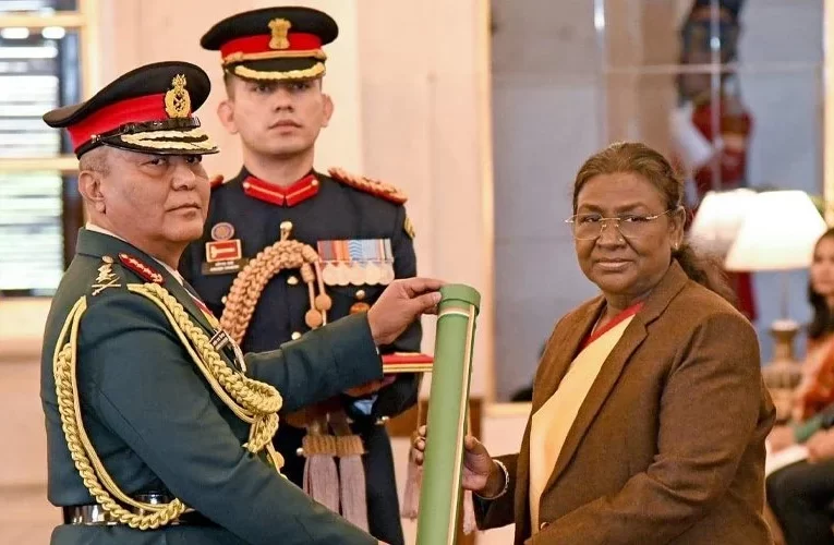 प्रधान सेनापति सिग्देललाई भारतीय सेनाको मानार्थ महारथीको दर्ज्यानी चिन्ह प्रदान