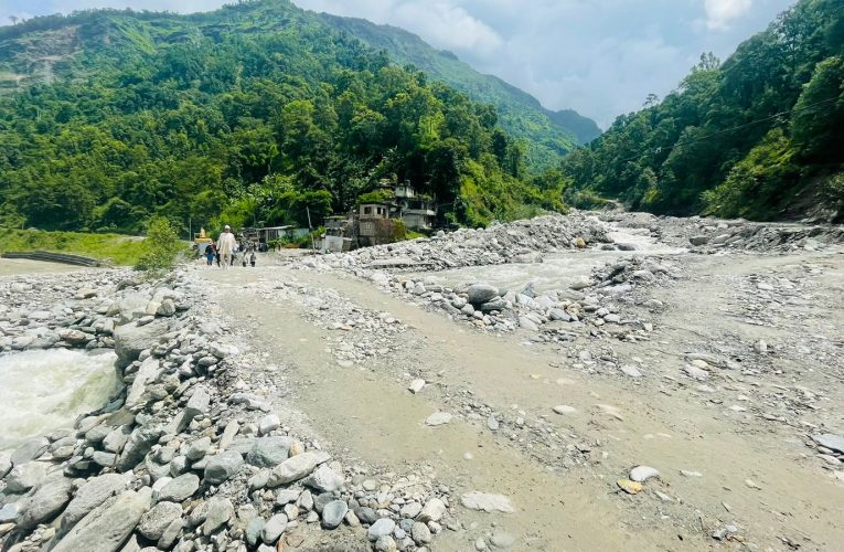 सडक निर्माणको जिम्मा लिएर निर्माण व्यवसायी सम्पर्कविहीन