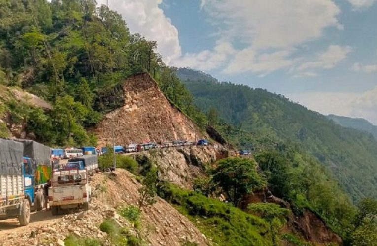 चार दिनदेखि महाकाली लोकमार्ग अवरुद्ध