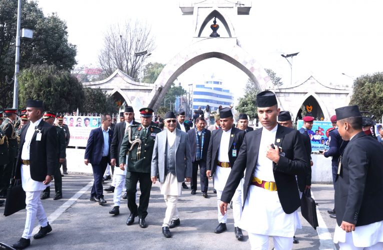 प्रधानमन्त्रीबाट सहिद स्मारक र सहिदगेटमा पुष्पहार अर्पण