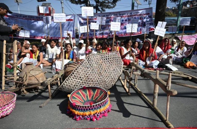 माइतीघरमा स्वर्गद्वारी गुठी पीडित मोही किसानको धर्ना