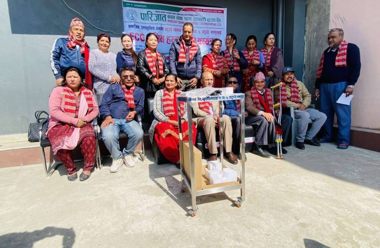 पारिजात साकोसद्वारा कटुञ्जे स्वास्थ्य चौकीलाई ईसीजी मेसिन हस्तान्तरण