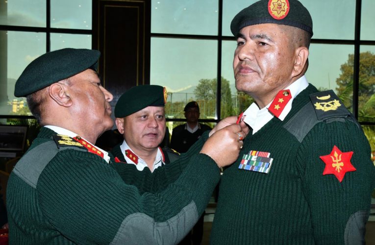 प्रधानसेनापति सिग्देलद्वारा दर्ज्यानी चिन्ह प्रदान
