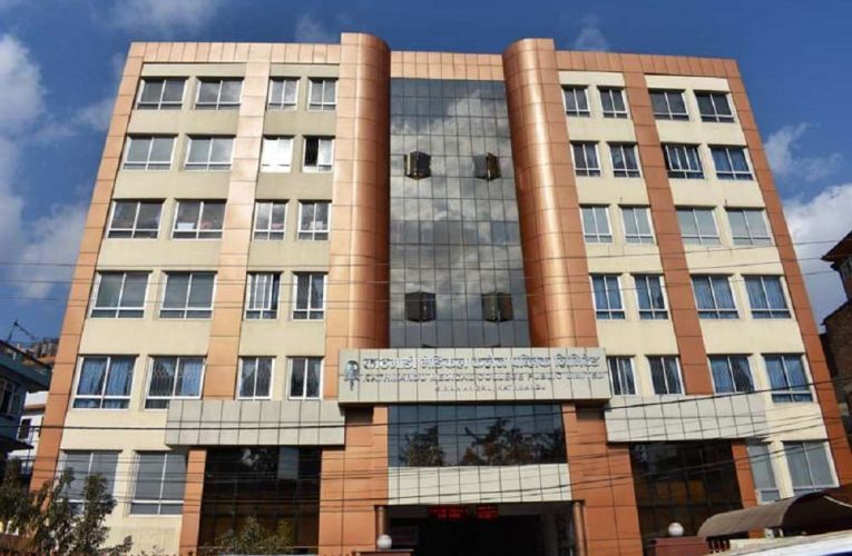 आन्दोलनमा घाइते भएका शिक्षकको केएमसीले निःशुल्क उपचार गर्ने
