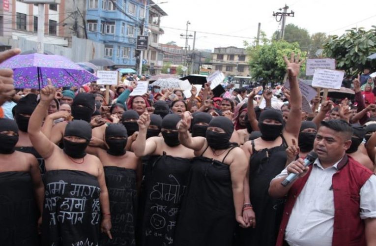 सहकारी पीडितहरूको अर्धनग्न प्रदर्शन 