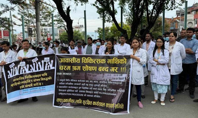सरकारसँगको सहमति नमान्दै आवासीय चिकित्सकको आन्दोलन जारी राख्ने घोषणा