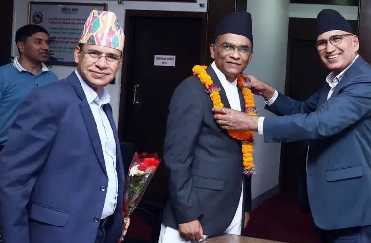 अर्थमन्त्री पौडेल र नवनियुक्त गभर्नर पौडेलबिच भेट