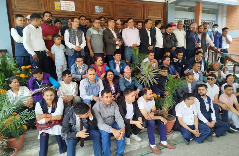 निजामती कर्मचारीहरुले संघीय मामिला तथा सामान्य प्रशासन मन्त्रालय अगाडि धर्ना दिए