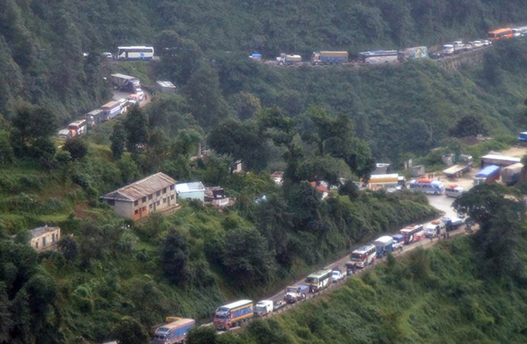 नागढुंगा-नौविसे सडक राति दैनिक चार घण्टा बन्द