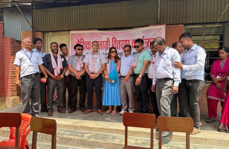 ‘समुदायसँगै अगाडि बढ्ने अपि पावर’ – विद्यालयका ३५० विद्यार्थीलाई शैक्षिक सामग्री हस्तान्तरण