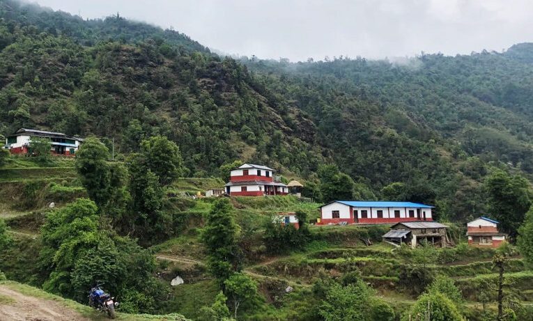 पर्यटक लोभ्याउँदै चिसापानी भिरचोक सामुदायिक घरबास