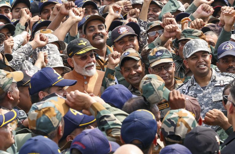 भारतीय प्रधानमन्त्री नरेन्द्र मोदी पञ्जाबको आदमपुर एयरबेसमा