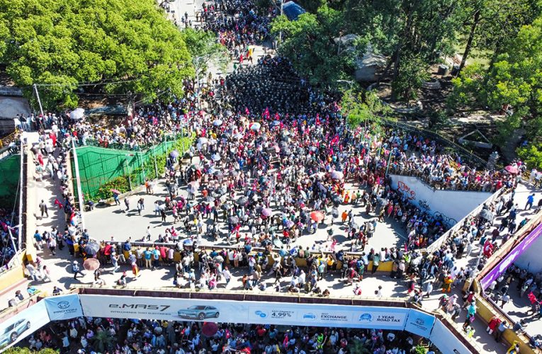 राजसंस्था पक्षधरहरुले शनिबार दरबारमार्ग महेन्द्र शालिक अगाडी प्रर्दशन गर्ने