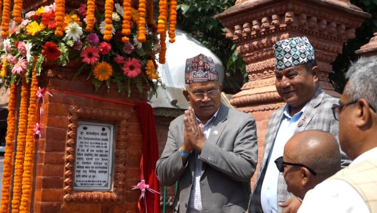 शताब्दी पुरुष सत्यमोहन जोशीको शालिक अनावरण