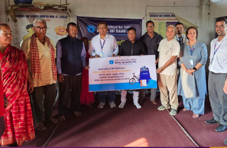 नेपाल एसबिआई बैंकद्वारा सर्लाहीमा सामाग्री वितरण