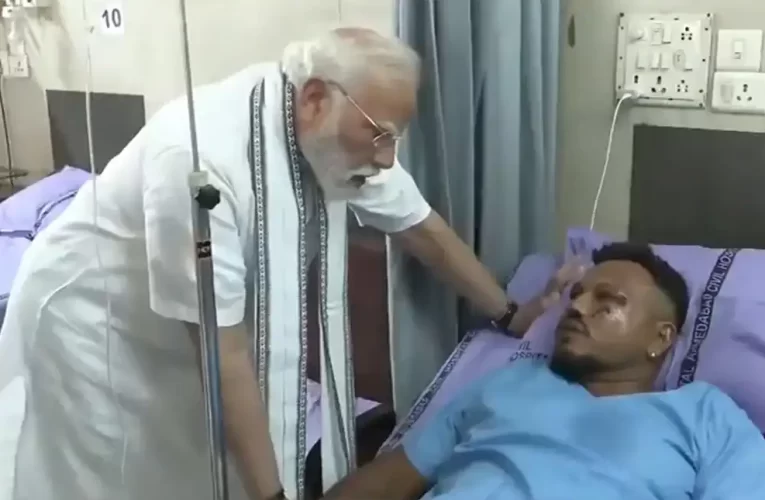 मोदीले भेटे विमान दुर्घटनामा बचेका यात्रु विश्वासलाई