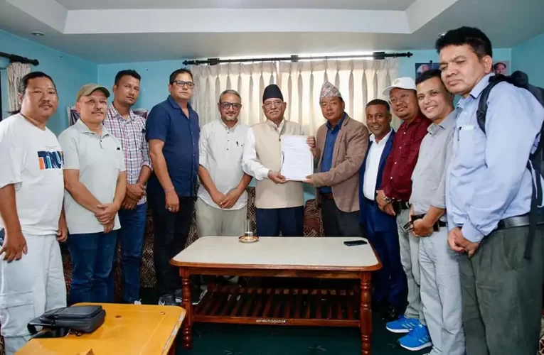धरानका प्रमुख राजनीतिक दलले प्रचण्डलाई बुझाए ज्ञापनपत्र