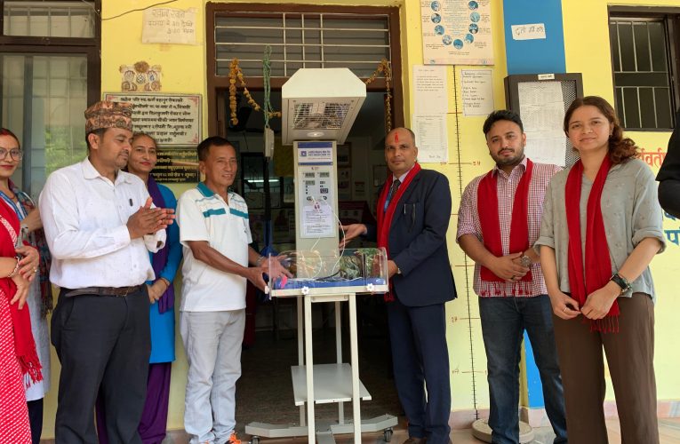 ज्योति विकास बैंकद्वारा घर्तिगाउँ रोल्पामा बेबी वार्मर प्रदान