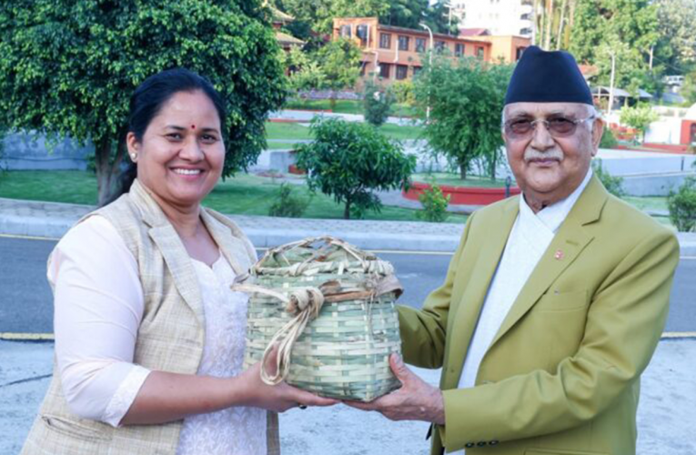 प्रधानमन्त्रीलाई चेपाङ समुदायबाट चिउरी उपहार