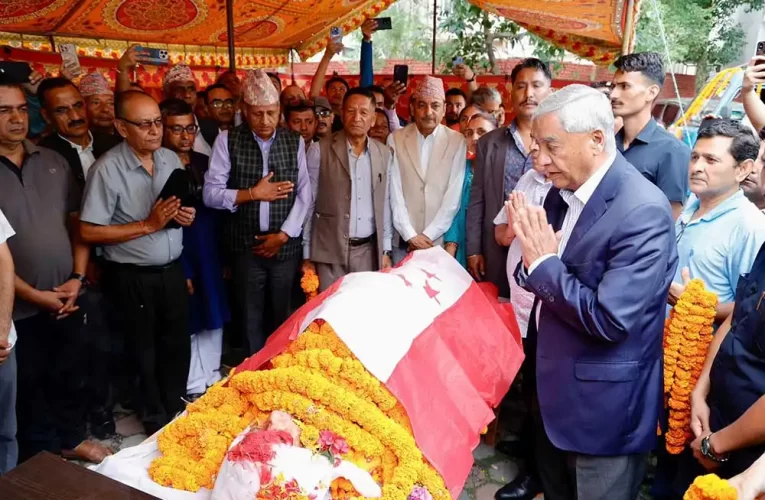 सभापति देउवाद्वारा नेता शास्त्रीको पार्थिव शरीरमा माल्यार्पण